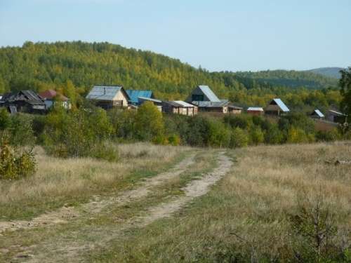 Пройдя через перевал, туристы выходят к деревушке Новохусаиново