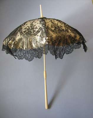 В России зонтом стали пользоваться в конце XVIII столетия и называли его «парасоль»