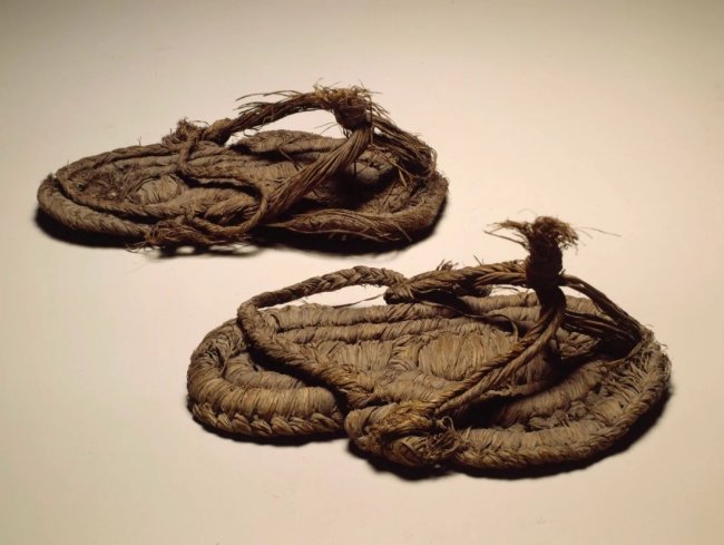 Сандалии, найденные в пещере летучих мышей, - самая древняя обувь в мире