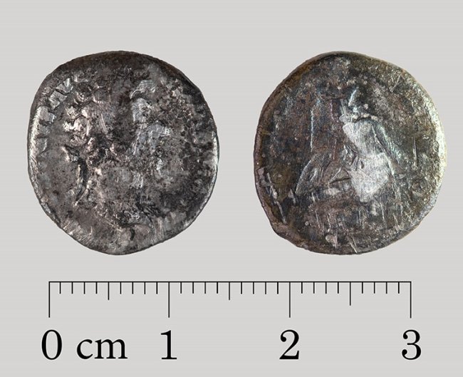Ребёнок обнаружил в песочнице древнеримскую монету
