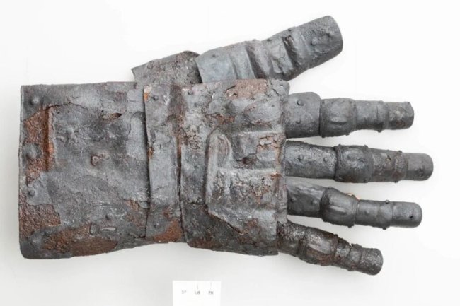 Археологи обнаружили средневековую рукавицу в замке Кибург
