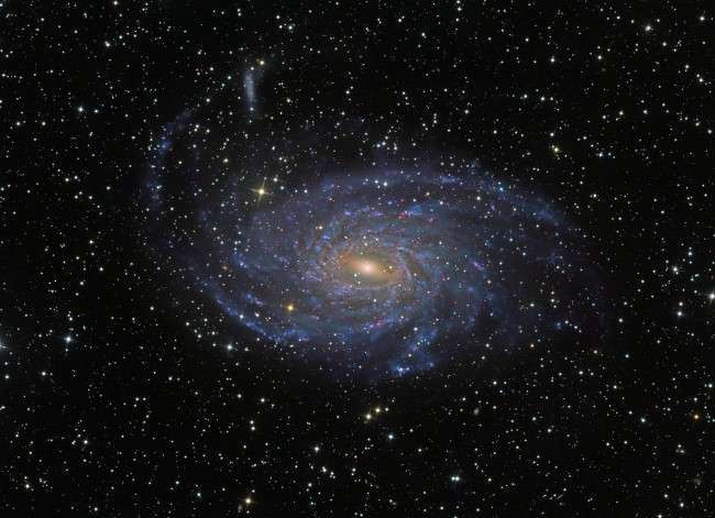 Они нашли в созвездии Павлина галактику NGC 6744,