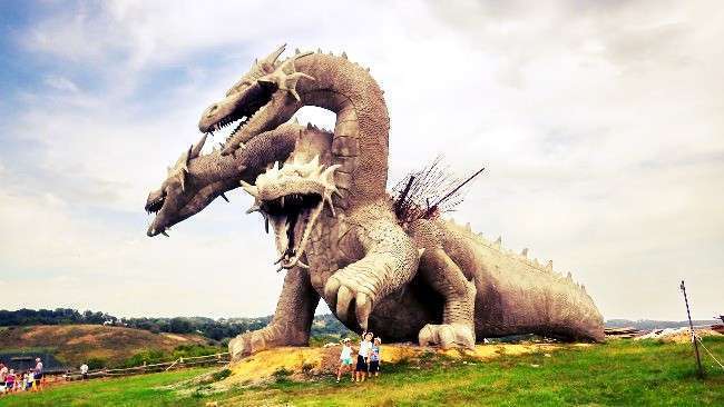В первую очередь большинство туристов обращают внимание на большую скульптуру Змея Горыныча