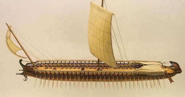 трирема - военный корабль, который славился скоростью