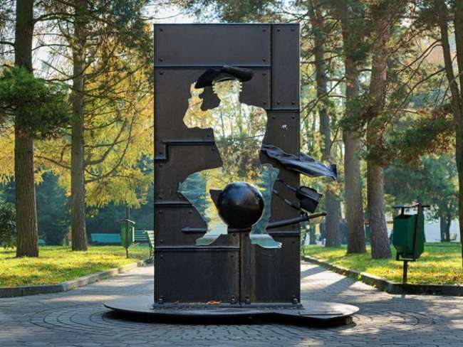 И памятник в честь самого правдивого литературного героя в Калининграде не один.