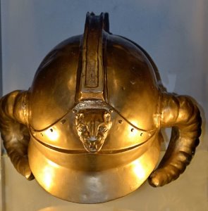 Куда пропал золотой шлем Александра Македонского