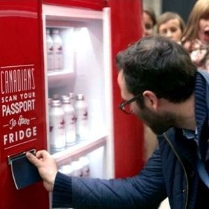 На улицах европейских городов размещены холодильники с бесплатным пивом