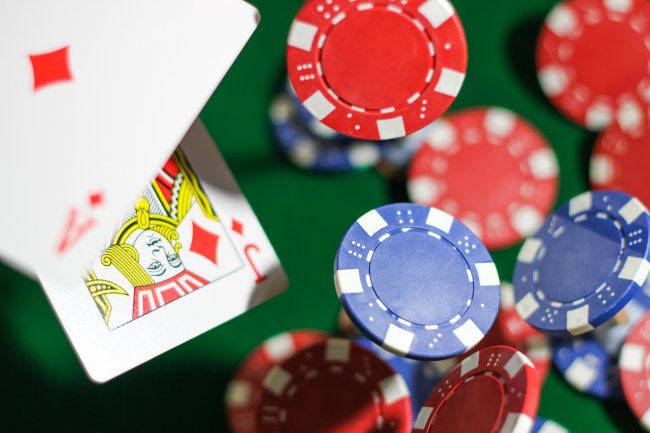 Какие комбинации карт в покере стоит знать новичкам перед началом игры
