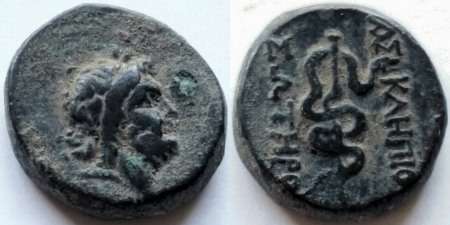 На многих греческих и римских монетах встречается изображение змеи, обвивающей треножник Аполлона или посох Асклепия.