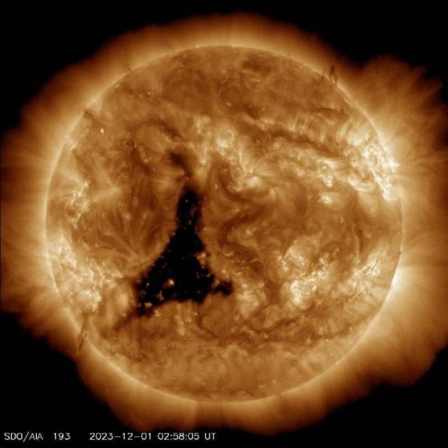 На Солнце обнаружена гигантская корональная дыра