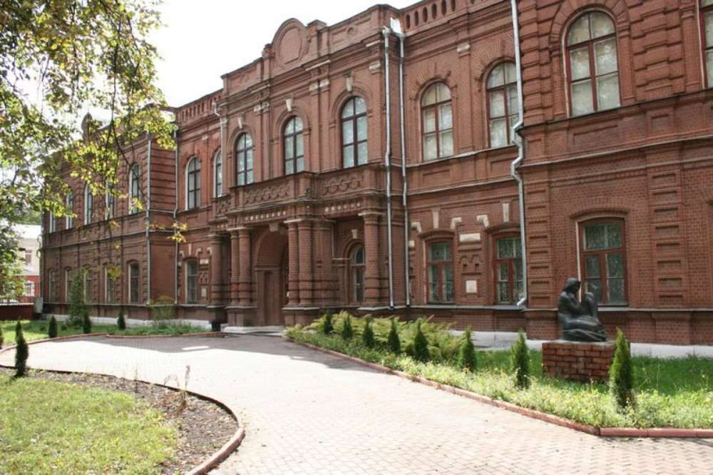 Художественный музей открыли в 1959 году в здании училища 1886 года.jpg