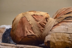 Мумия внутри саркофага возрастом 2000 лет