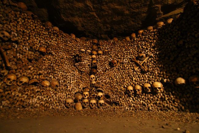 Краткая история парижских катакомб, заполненных костями