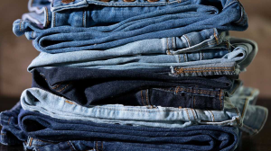 Учёные нашли «зелёный» способ сделать джинсы синими