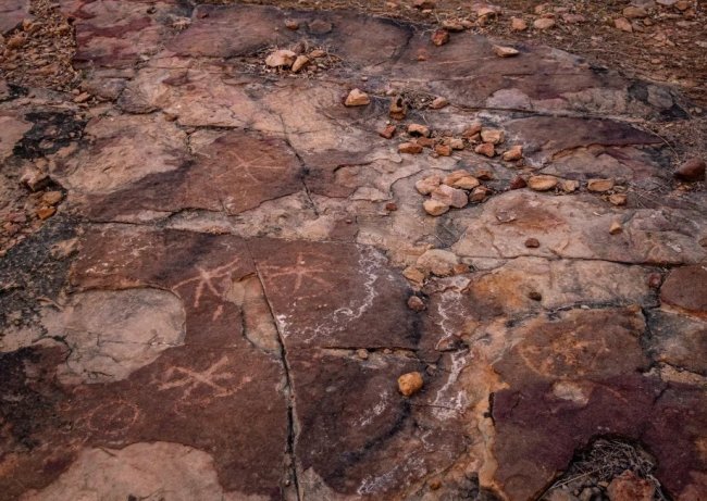 Таинственные символы проливают свет на осведомлённость древних людей о динозаврах