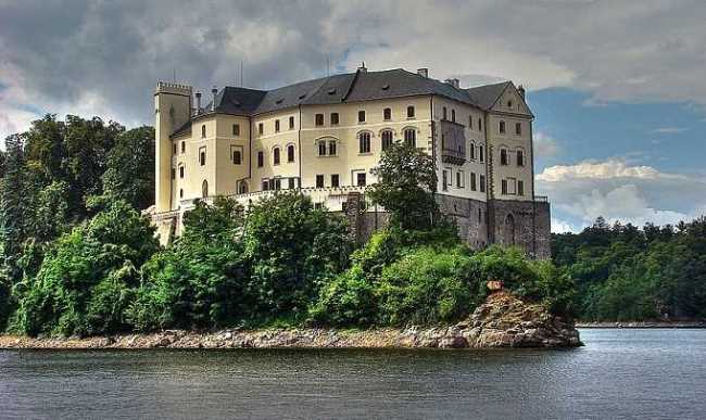 Замок Орлик и водохранилище у замка