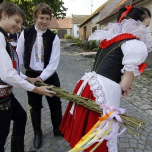 Отстегаешь девушку, получишь вкусняшку или о том, как празднуют Пасху в Чехии и в других странах
