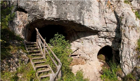 Денисова пещера, в которой были найдены останки