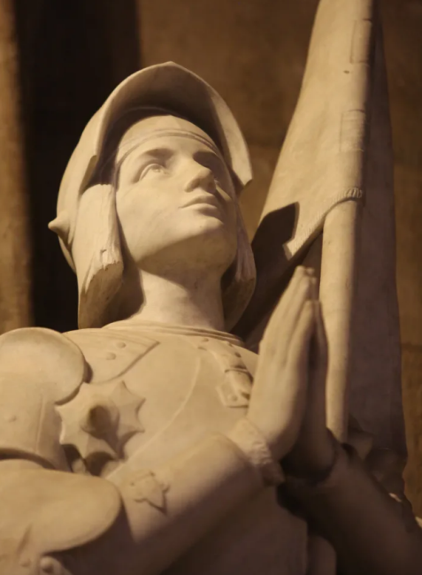 Статуя Жанны д'Арк в соборе Парижской Богоматери