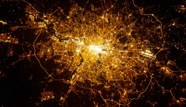 Вид лондонского светового загрязнения ночью из космоса