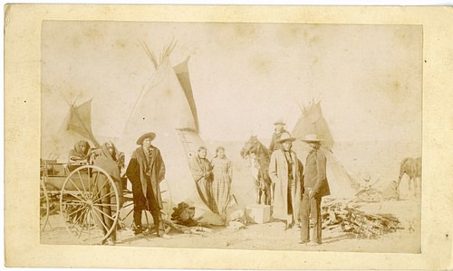 Восемь индейцев сиу перед Типи в резервации Пайн-Ридж