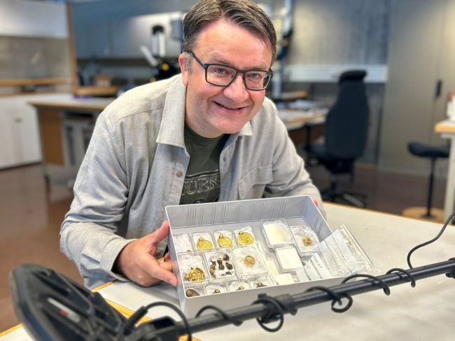 В Норвегии при помощи металлоискателя мужчина нашёл древние золотые украшения