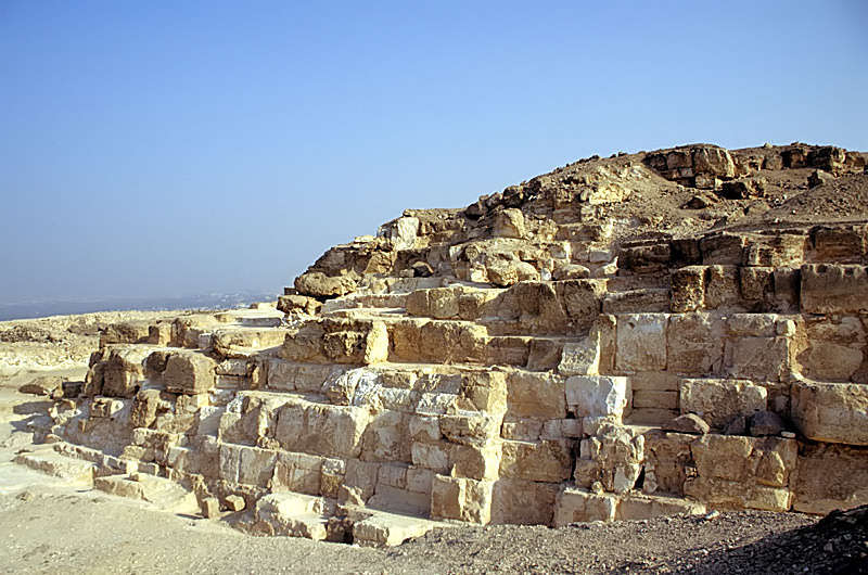 Pyramid_of_Djedefra_Corner.jpg