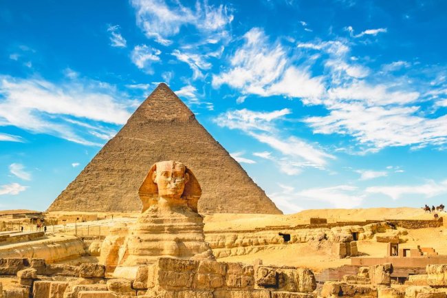 Легендарный Сфинкс и пирамида фараона Хефрена